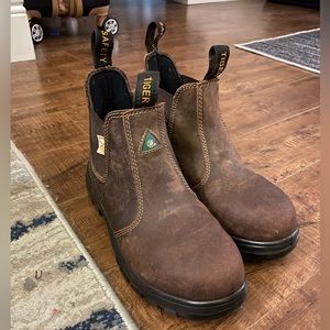 Like new steel toe women’s boots (US6.5)